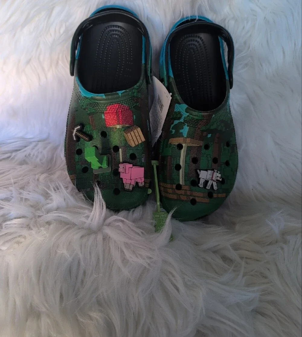 CROCS Unisex Adult Green Minecraft Clogs with Game Charms